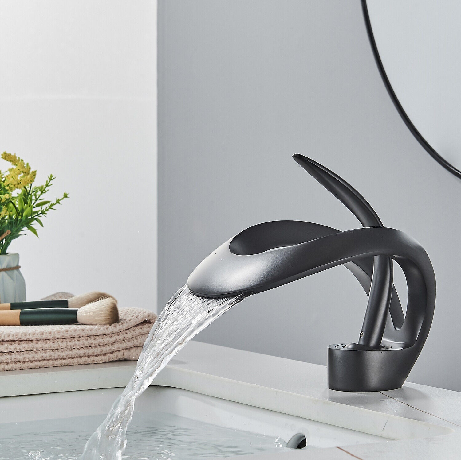 Black luxury bathroom faucet