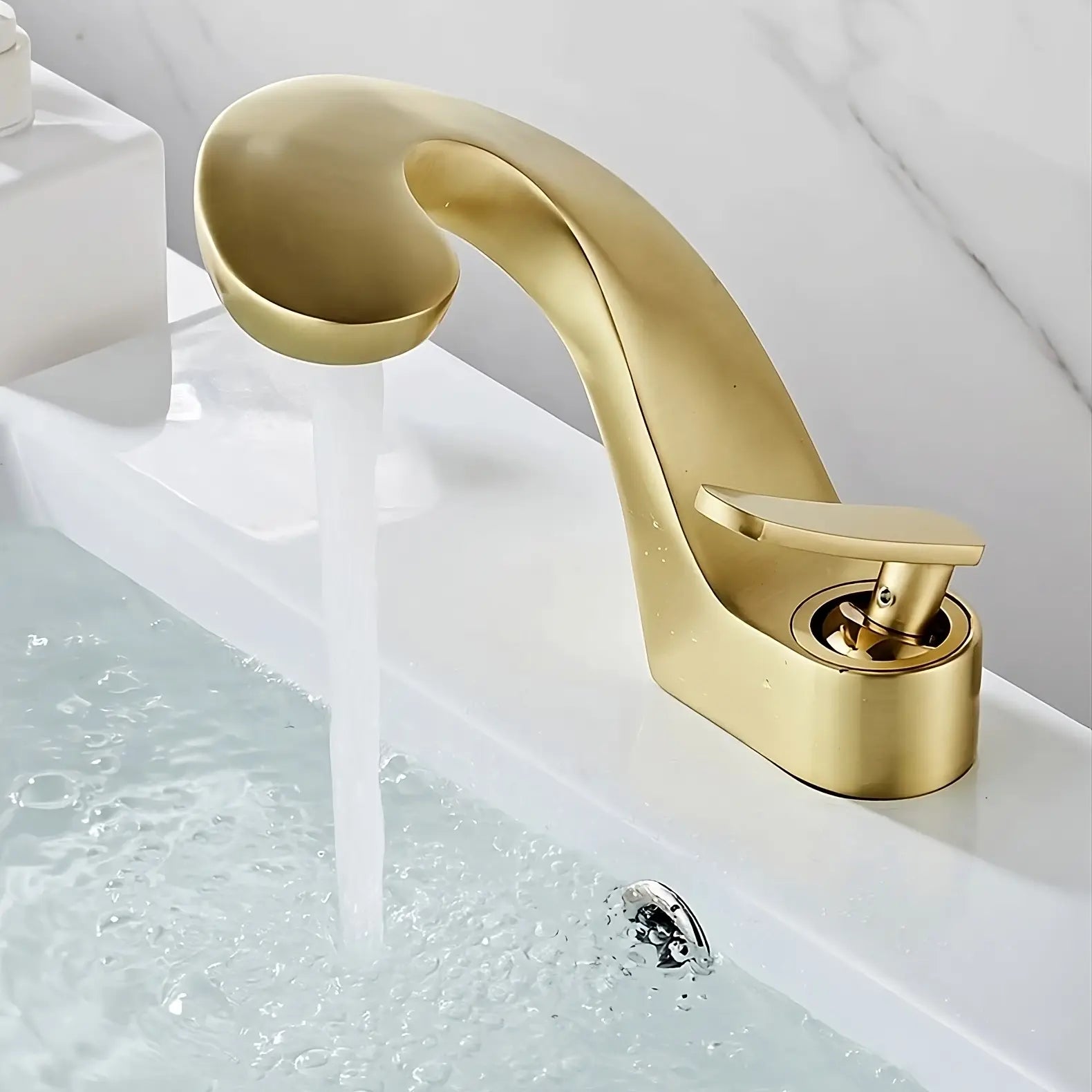 Gold color high quality bathroom faucet